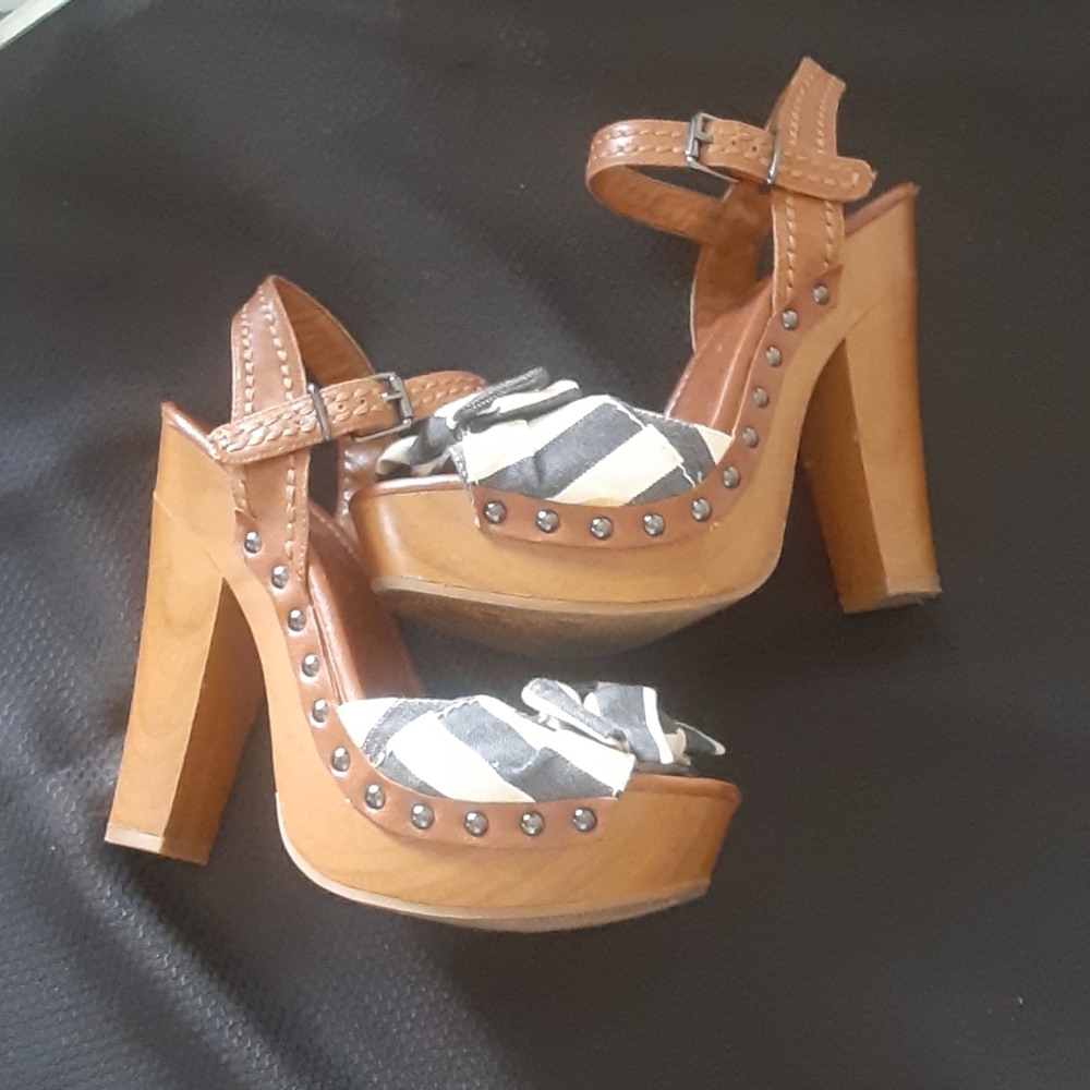 Jessica Simpson:  sailors striped wood heals - Picture 2 of 7